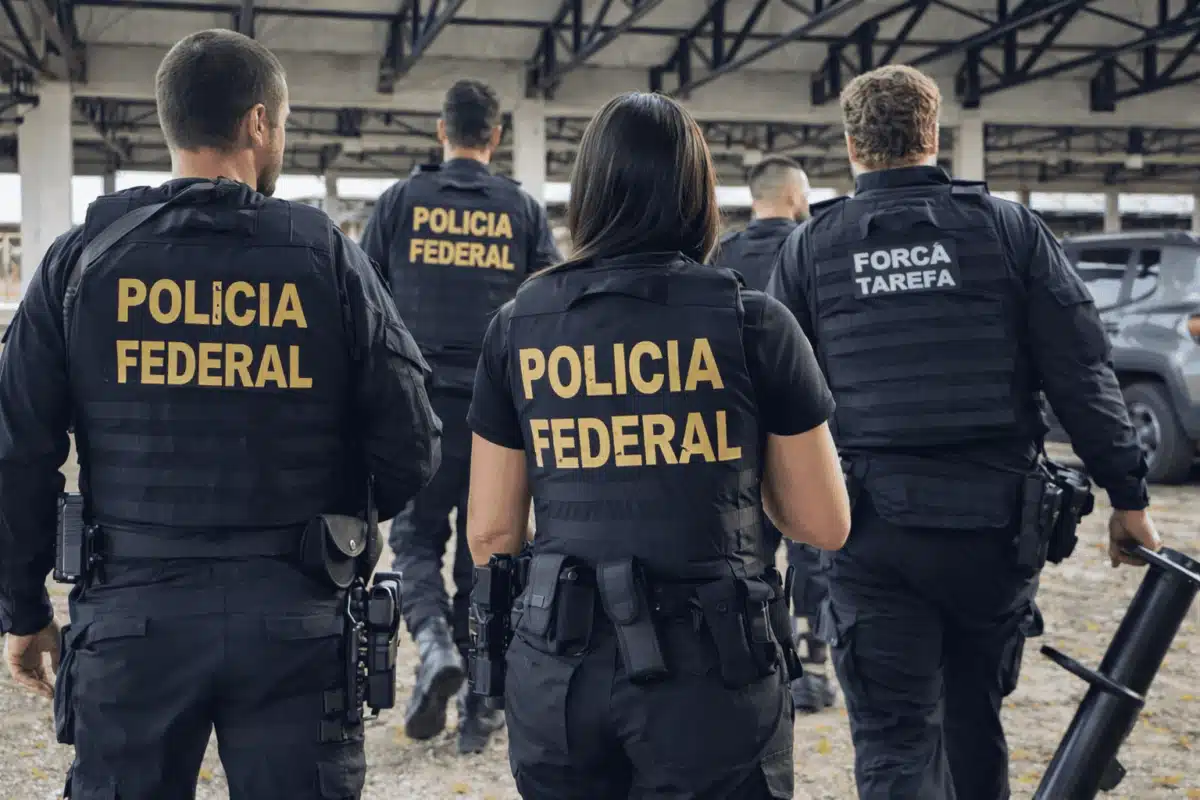 Agentes da Polícia Federal durante operação de fiscalização e combate a crimes no setor de combustíveis