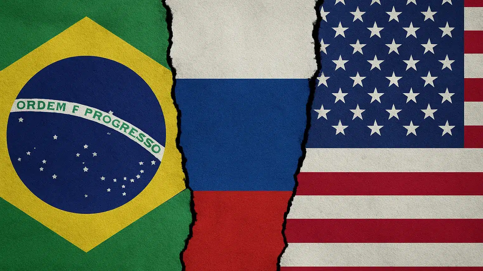 Bandeiras do Brasil, Rússia e Estados Unidos simbolizam tensão nas relações internacionais
