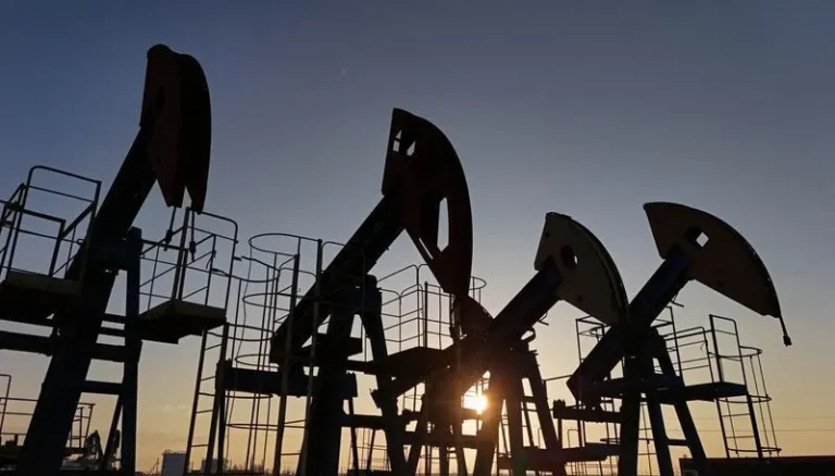 Bombas de extração de petróleo em campo de produção terrestre