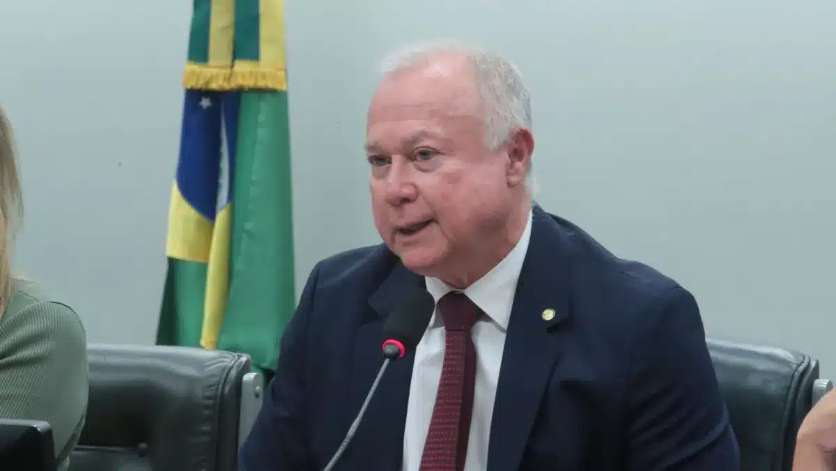 O Congresso Nacional, com intenso debate entre Senado e Câmara dos Deputados, discute propostas para encerrar a escala de trabalho 6x1 e reduzir a jornada semanal de 44 paraCongresso Nacional Aquece Debate sobre Fim da Escala 6x1