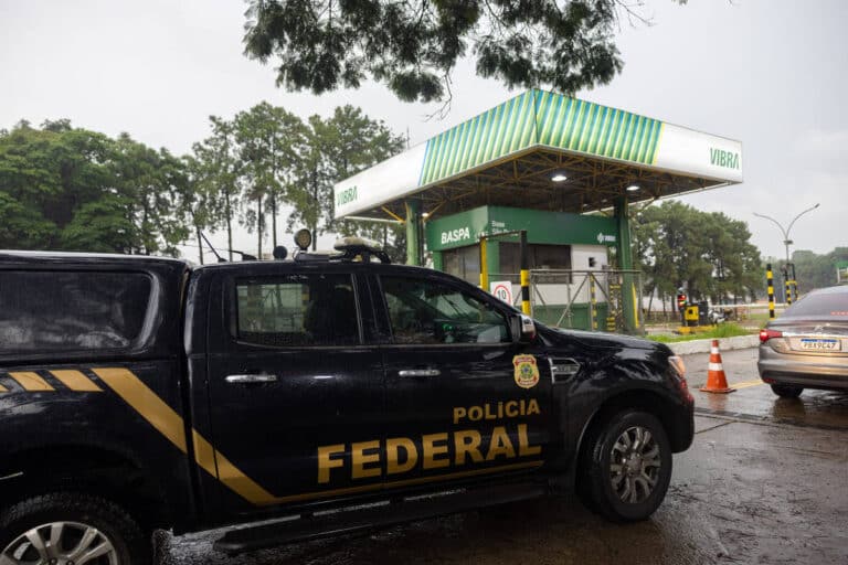 Governo Federal Exige Explicações de Distribuidoras de Combustíveis sobre Aumento de Preços